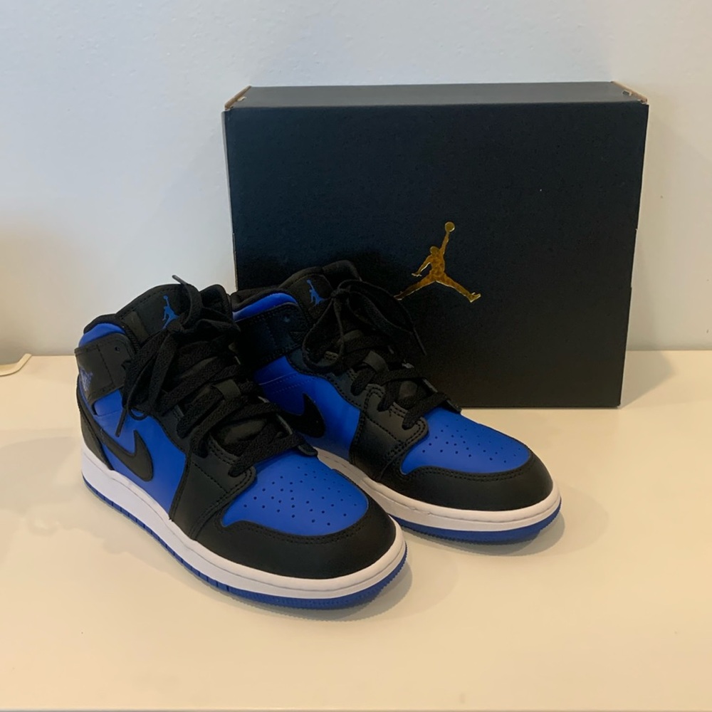Nike youth Air Jordan 1 Mid (GS) size 4.5Y, blue and black